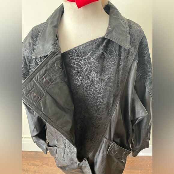Vintage leather coat for women || oversized leather bomber jacket - Picture 7 of 13